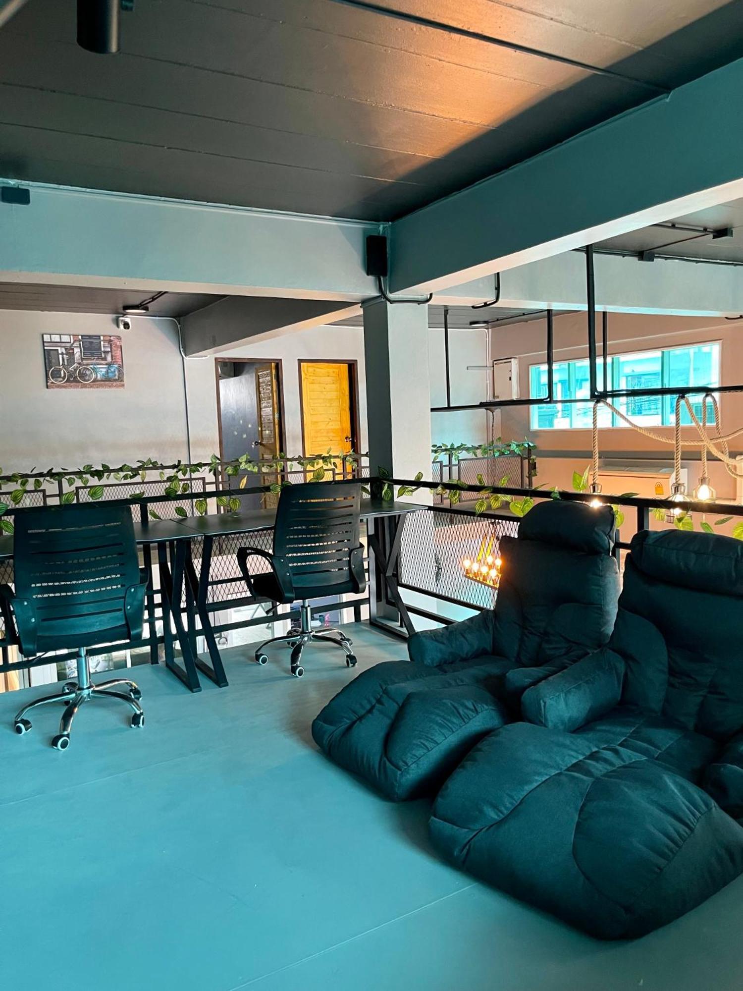 Champagne Hostel & Cafe Pattaya Eksteriør billede
